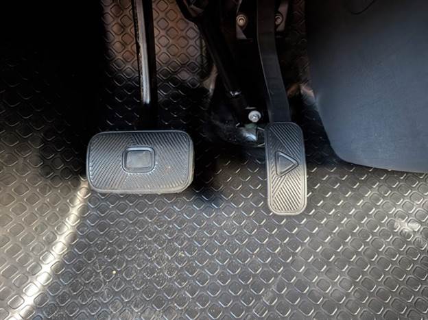 לחצן Play להאצה ולחצן Stop לבלימה - לנו זה מוכר כבר מפולקסווגן ID. Buzz