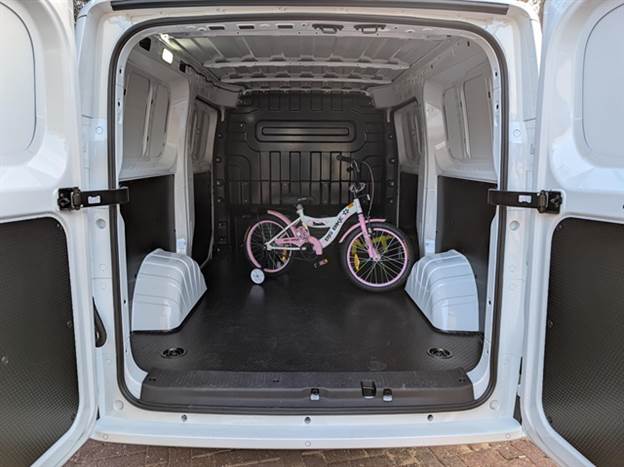 לא שונה ממסחריות דיזל: נפח של 6,600 ליטר בגרסה הקצרה-נמוכה, כושר העמסה של 1.2 טון וכושר גרירה של 1.5 טון