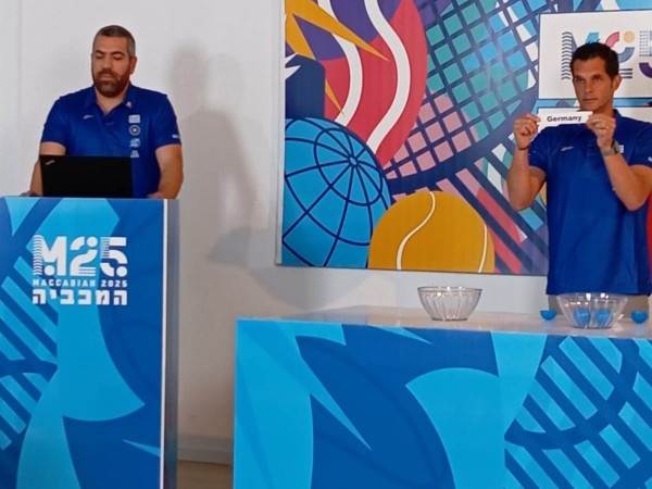 מנכ"ל המכביה, רואי הסינג, בהגרלת הבתים. (צילום: המכביה 2025)