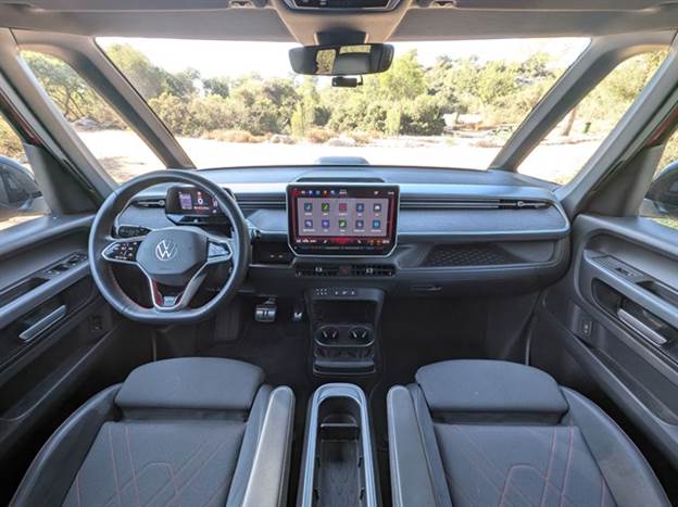 תא נוסעים שמשלב את אווירת ID המשפחתית עם טרנספורטר מסחרי