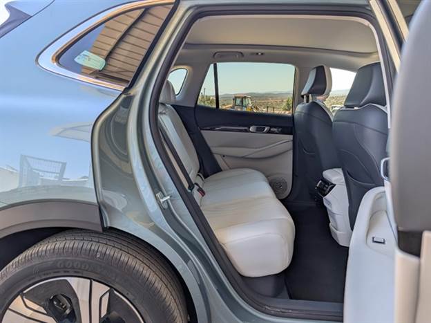 ג`ילי EX5 - המרווח מאחור מרשים מאוד לכל כיוון והתחושה אוורירית