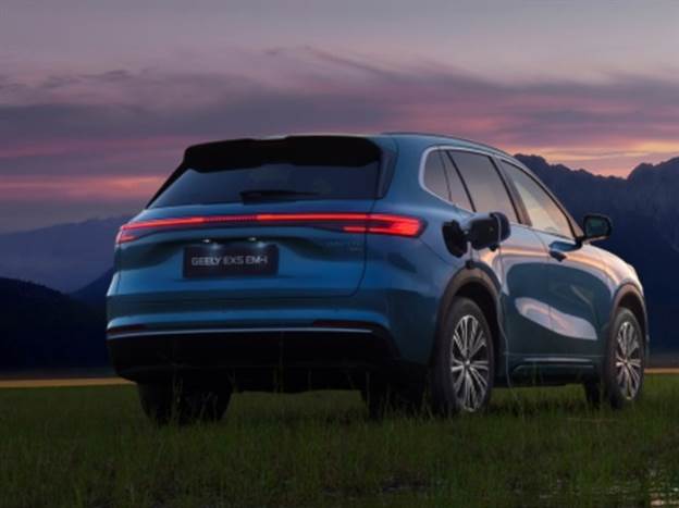 חולק פלטפורמה עם ה-EX5, מזכיר אותו בעיצוב, רק ארוך ממנו