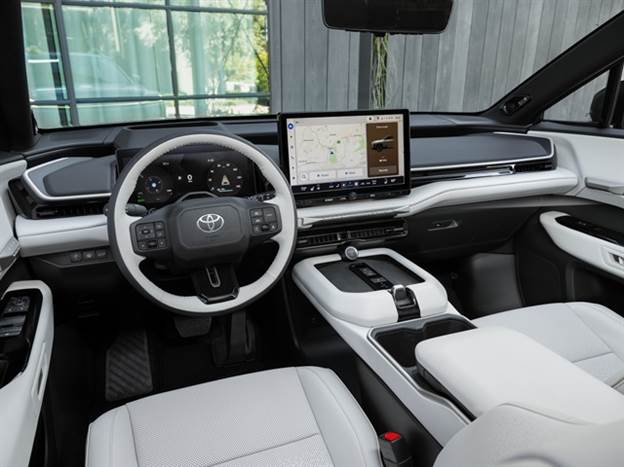 העיצוב מרגיש עמוס. לוח מחוונים “12.3 ומסך מולטימדיה “14, ויש לא מעט כפתורים פיזיים