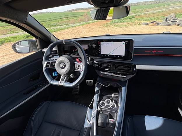 אווירה ספורטיבית גם בתא הנוסעים. ויש כמה מוזרויות בהנדסת האנוש