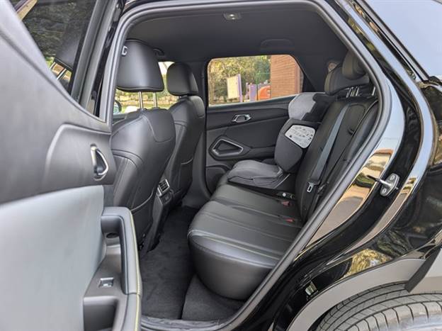 המרווח מאחור טוב ושלושה נערים/ות יכנסו בקלות, גם שני מבוגרים ישבו בנוחות. אבל יש רק פתח מיזוג אחר, כמה מוזר