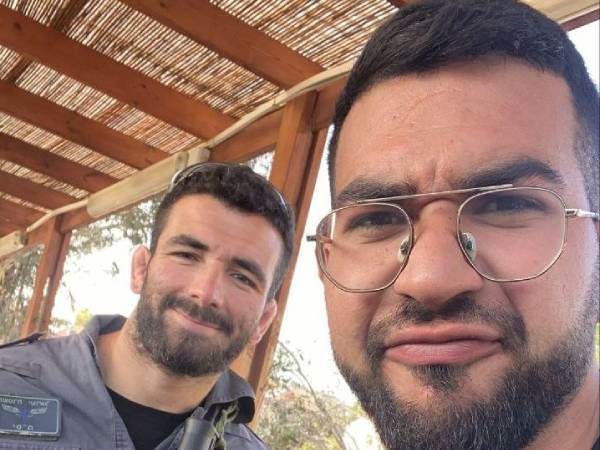 “לוחם על“. רן גואילי ז“ל, לצד רפי ארונוב (צילום: פרטי)