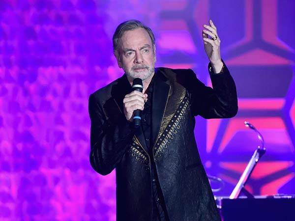 והכל בגלל הבת של הנשיא. ניל דיימונד (Photo by Theo Wargo/Getty Images for Songwriters Hall Of Fame )