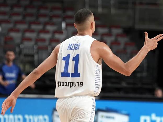 חוזר לישראל בין המשחקים. מדר חוגג מול גרמניה (FIBA)