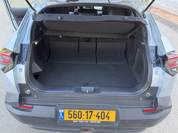 תא המטען בנפח צנוע, וגם כאן אין גלגל ספייר