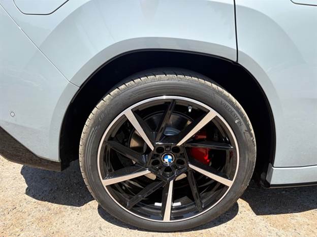 מגרסת ה-M-Sport יש בלמים תואמים וקליפרים בצבע אדום