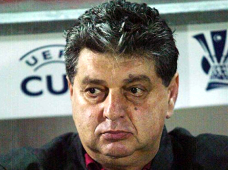 שום. יישב על הספסל במשחקים