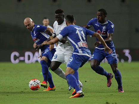 אדמוביץ' (משמאל). בדרך החוצה