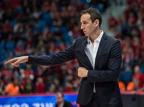 רואה בעוית במכבי ת"א. קטש (אלן שיבר)