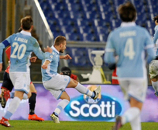 אימובילה שולח את לאציו לרבע הגמר (Getty)