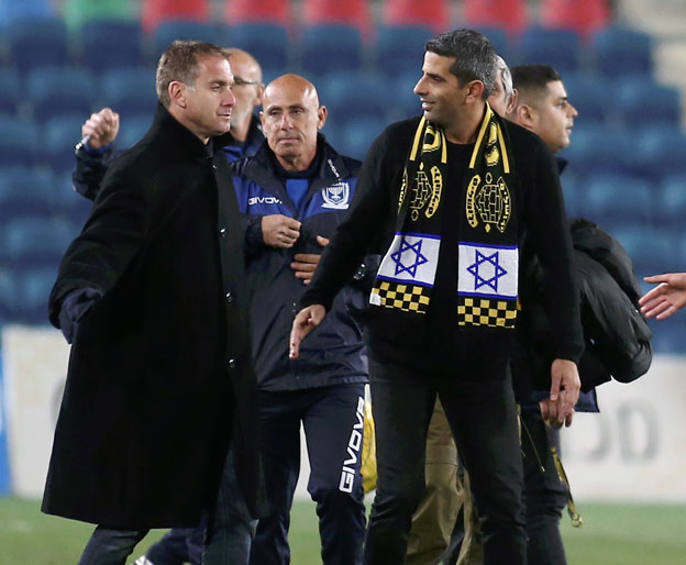 חוגג עם הצעיף של בית"ר (אלן שיבר)