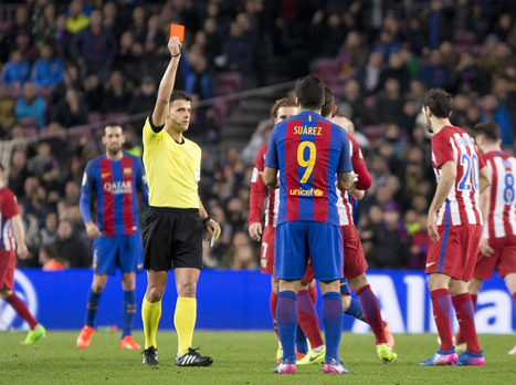 סוארס מורחק. מתח ביקורת על השיפוט (getty)