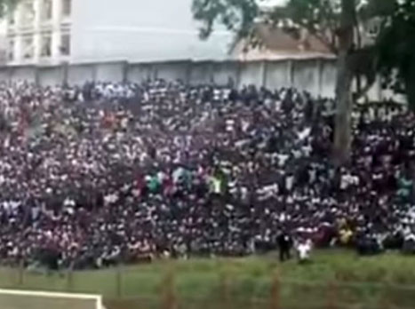 האוהדים הרבים מחוץ לאצטדיון באויג'ה (צילום מסך)