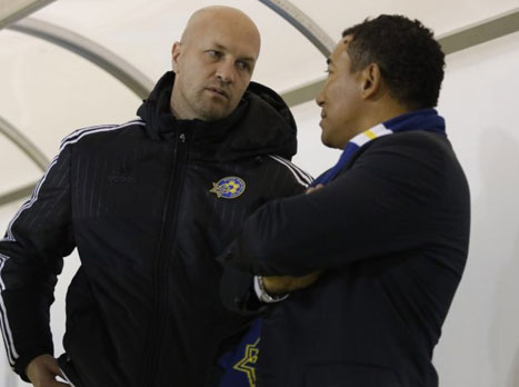 קרויף מעביר את השרביט (האתר הרשמי של מכבי ת"א)