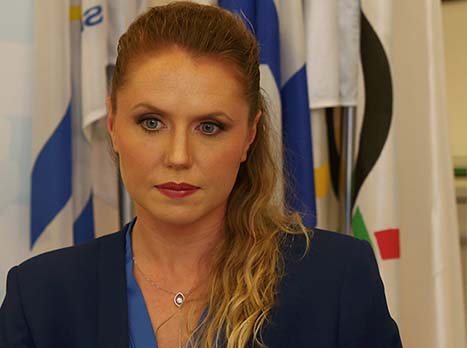 גלושקוב. תלתה את בגד הים הנוצץ (אלן שיבר)