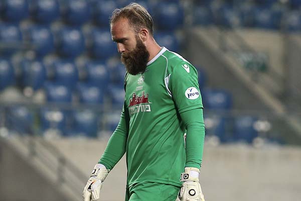 גם עמוס חטף. ירד לספסל מול מכבי ת"א? (אלן שיבר)