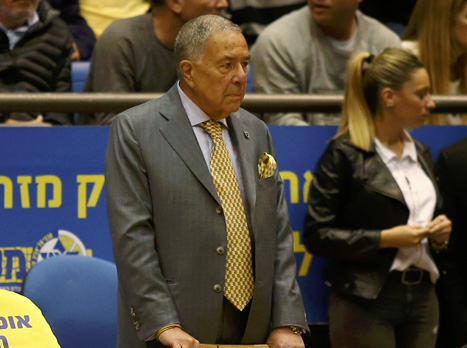 שמעון מזרחי בפוזה המוכרת. עוד הפסד בהיכל (צילום: אלן שיבר)