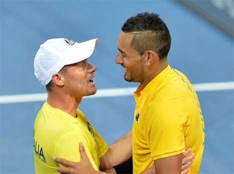 קיריוס חוגג עם הקפטן לייטון יואיט (Getty)