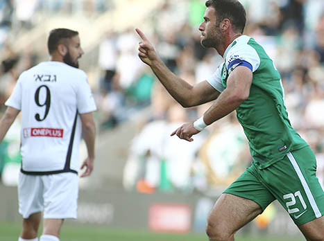 איזה סקורר. דקל קינן סידר לחיפה 3 נקודות יקרות (צילום: אלן שיבר)