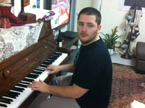 ספאחיה המליץ לו להתרכז במוזיקה, אבל הוא העדיף את הכדורסל