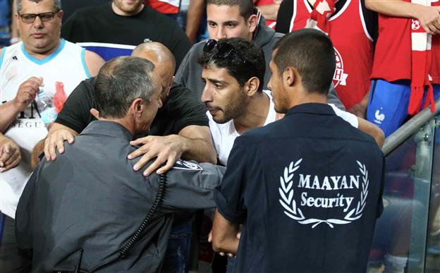 בלגאן בסיום המשחק במושבה (אלן שיבר)