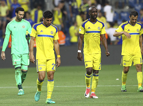 לא כולם במכבי שמחים מהירידה של הפועל (צילום: אלן שיבר)