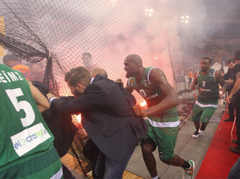 לא מעניין אותם העונשים. אוהדי אולימפיאקוס (צילום מסך טוויטר)