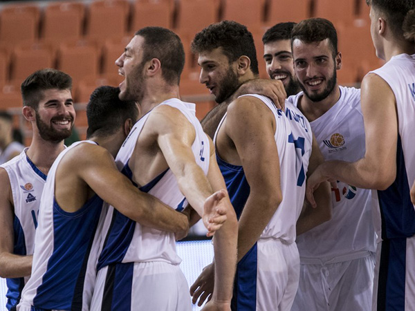 ארצי והחברים חוגגים בסיום: "נתנו הכל על המגרש" (צילום: FIBA)