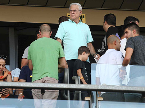 ניסיון לשכנע אותו להפחית בדרישות. שחר (אלן שיבר)