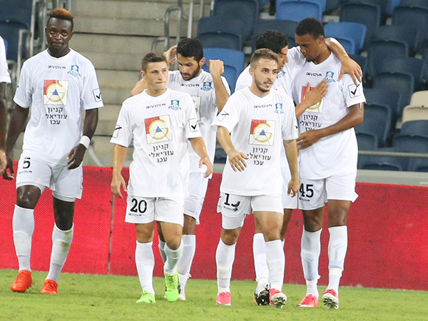 עכו חוגגת בחיפה ניצחון די מפתיע (צילום: יוסי שקל)