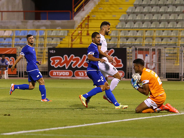 חדריאן מסתדר עם האיום הראשון (לירון מולדובן)