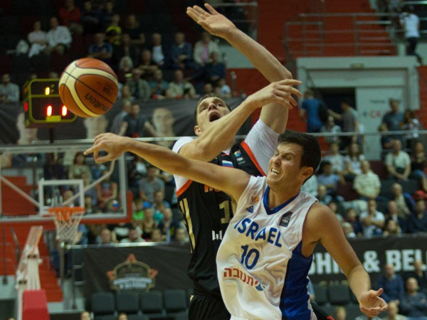פניני מול מוזגוב. משחק הגנה משופר של הנבחרת (צילום: איגוד הכדורסל)
