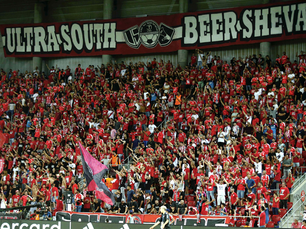 לקראת המשחק האיצטדיון כבר היה מלא, והאווירה מחשמלת (אלן שיבר)
