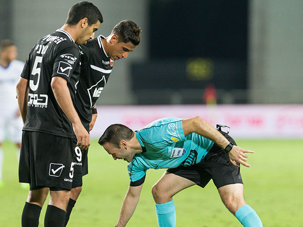 יותר כרטיסים צהובים מבעיטות למסגרת (עודד קרני)