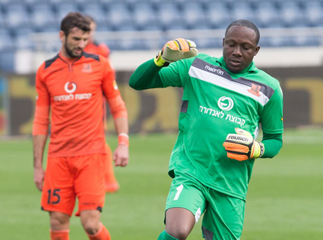 איינוגבה במדי בני יהודה. אחרי תשע עונות, נחת בהפועל אשקלון