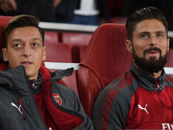 אוזיל על הספסל. בדרך החוצה מארסנל? (getty)