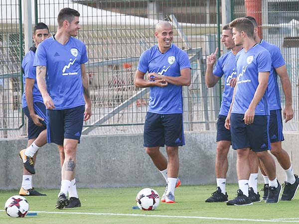 על הספסל. בן חיים החלוץ (דני מרון)