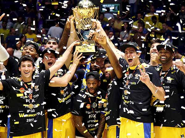 שחקני מכבי ת"א בטקס ההנפה בחולון (צילום: אלן שיבר)