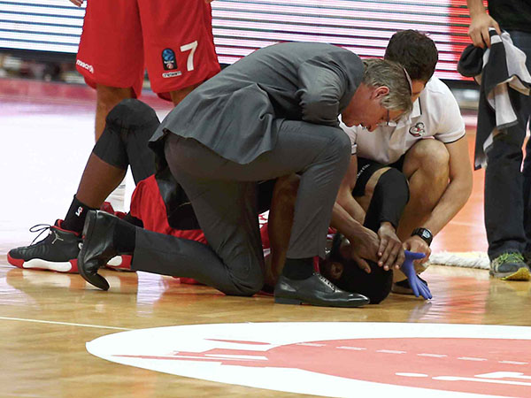 דייסון. נפגע בפנים ברבע השני, אבל חזר מהם (אלן שיבר)