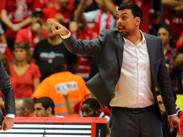 המאמן הראשי החדש. מודי מאור (אלן שיבר)