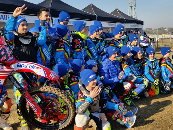 לא מפסיקים לחייך במחנה בספרד