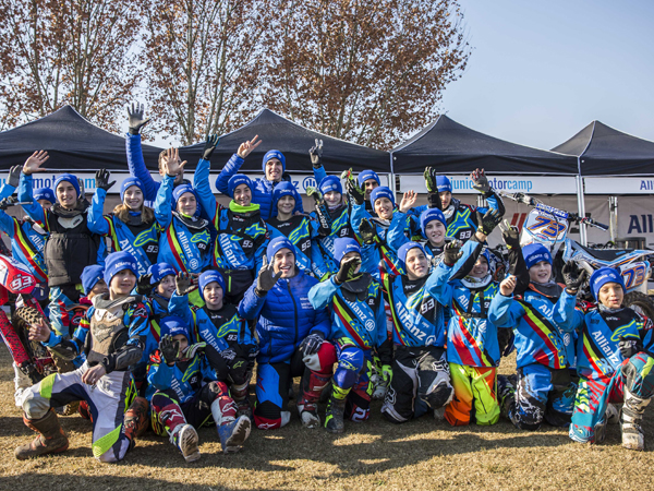 הילדים גומעים כל מילה מהאלופים