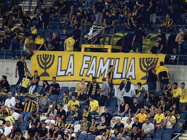 לה פמיליה. איומים לקראת המשחק (אלן שיבר)