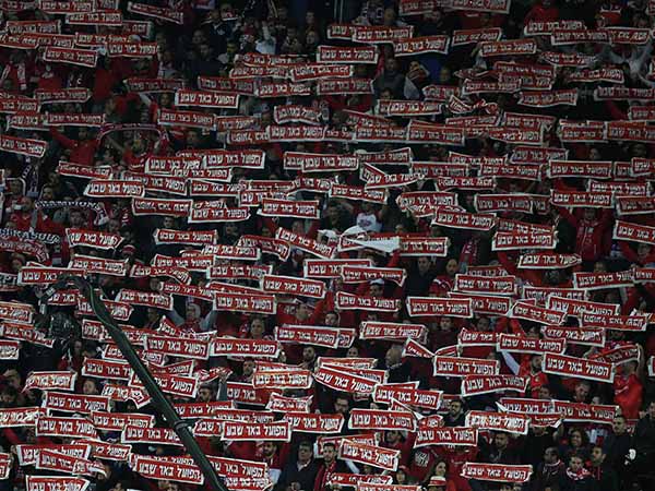 אוהדי ב"ש. חלקם לא עשה כבוד למאור בוזגלו (אלן שיבר)