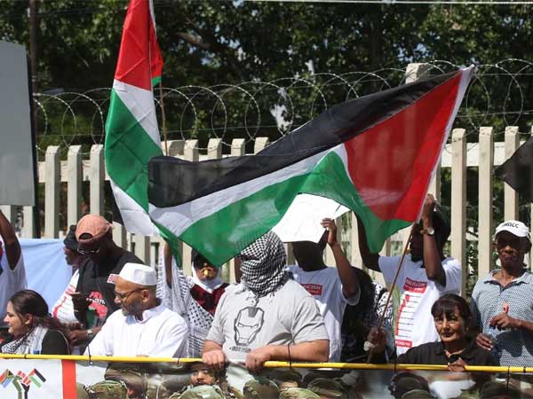 הפגנות בפרטוריה לפני המשחק (עופרה פרידמן, איגוד הטניס)