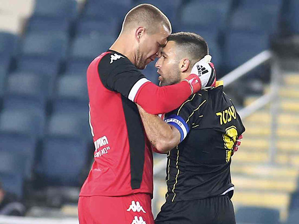 זובאס מתכונן לק"ש. שכטר לב"ש (אלן שיבר)